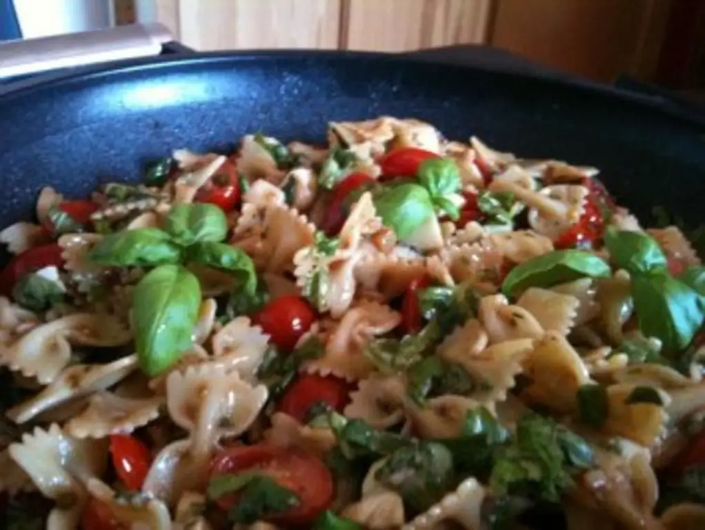Салат с макаронами Капрезе