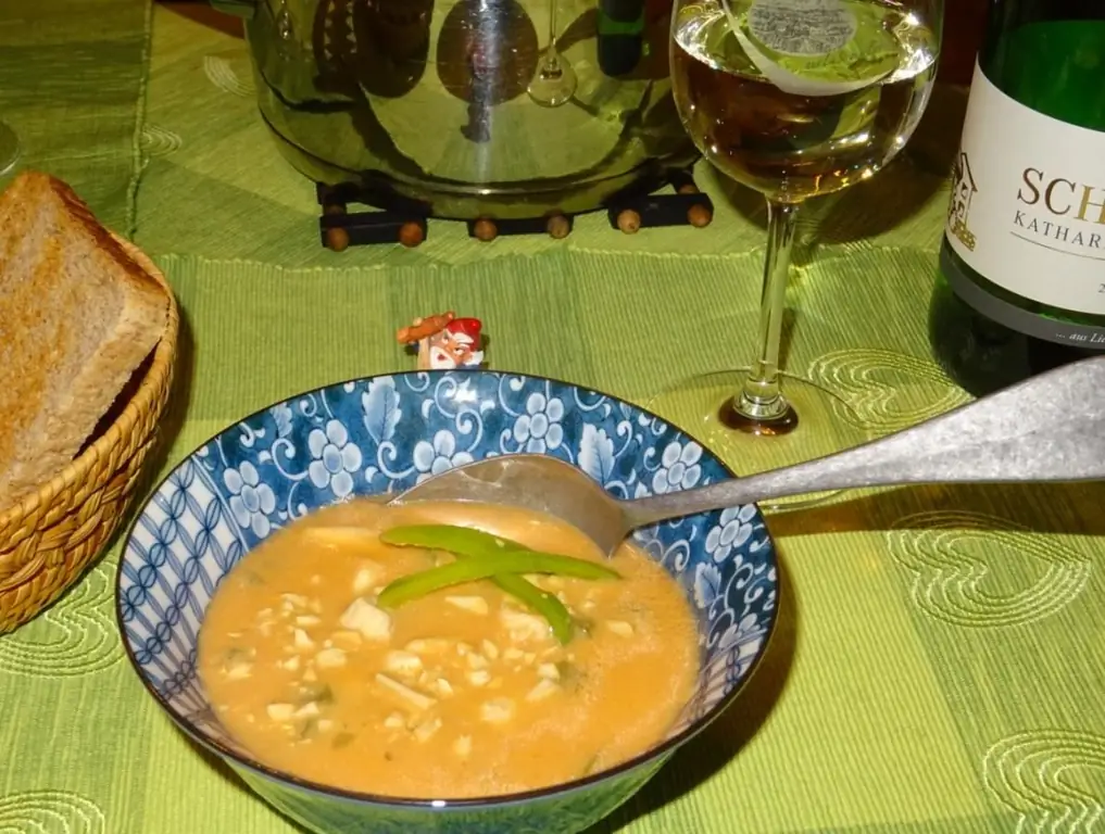 Куриный суп с миндальным маслом