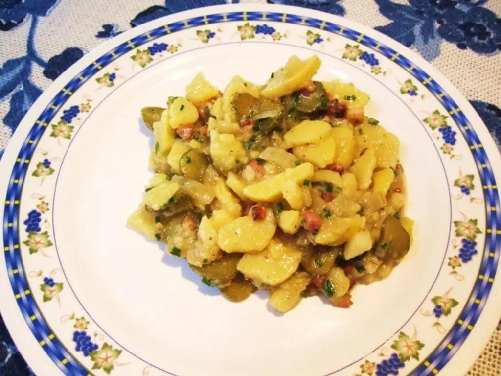 Картофельный салат с соленьями