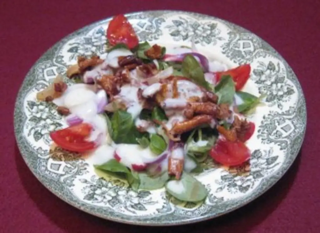 Салат из баранины с лисичками, беконом и картофельной заправкой