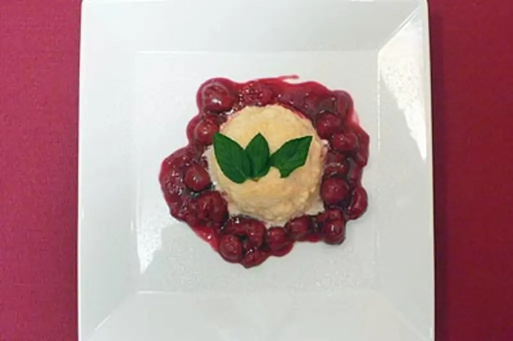 Фламмери из манной крупы с теплой вишней