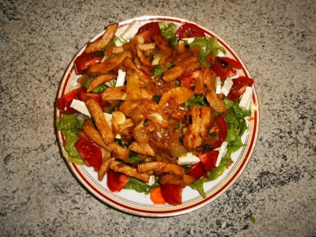 Салат с теплыми куриными полосками