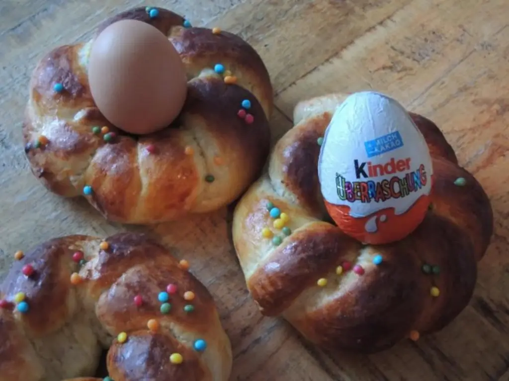Пасхальная корзинка с мукой и дрожжевым кубиком