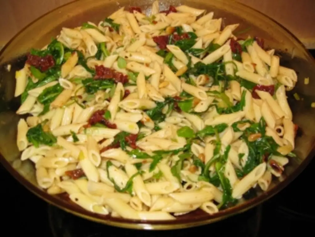 Салат из пасты с кедровыми орешками и рукколой