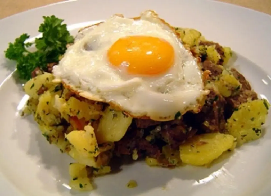 Tiroler Gröstel с салатом из капусты с жареным яйцом и беконом