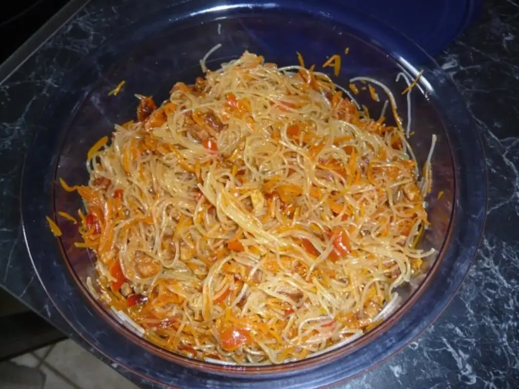 Салат из стеклянной лапши со свининой и красным перцем