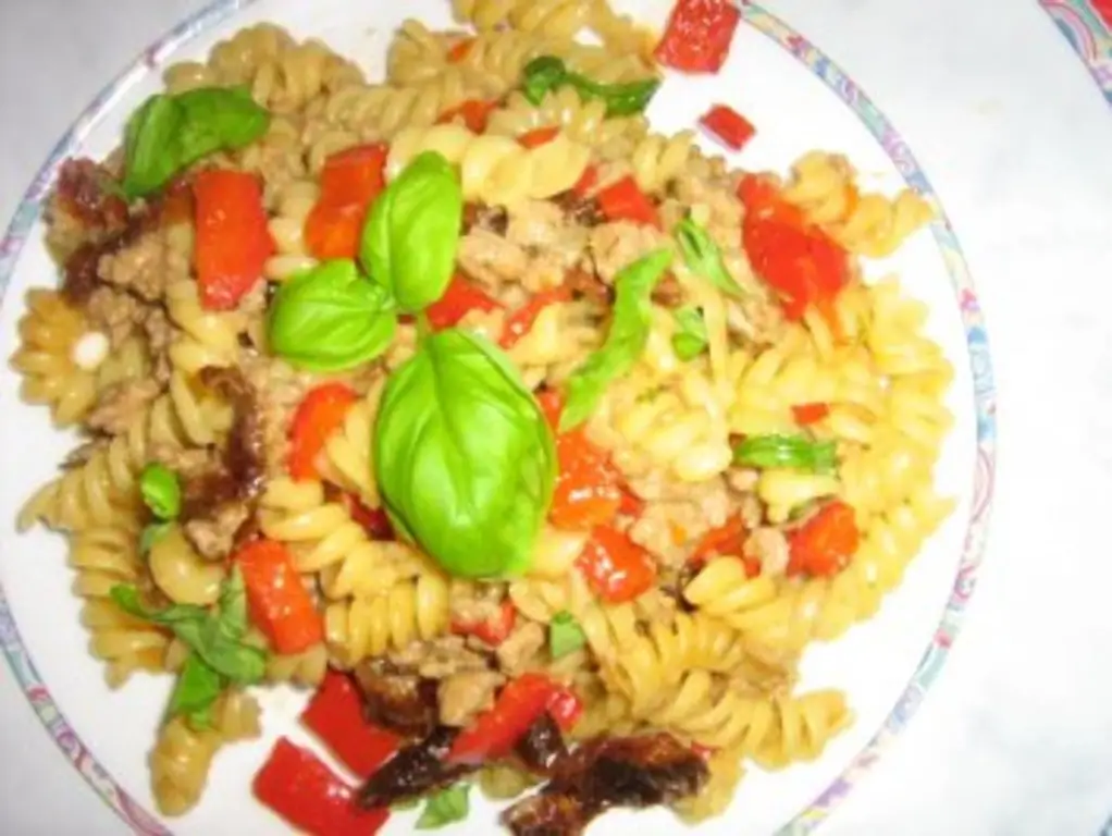 Мясная сковорода с перцем и лапшой