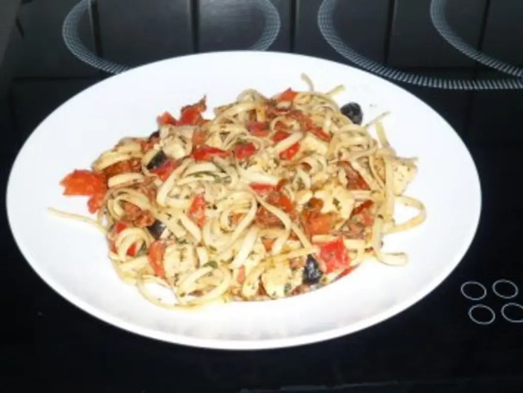 Тальятелле с куриной грудкой и помидорами