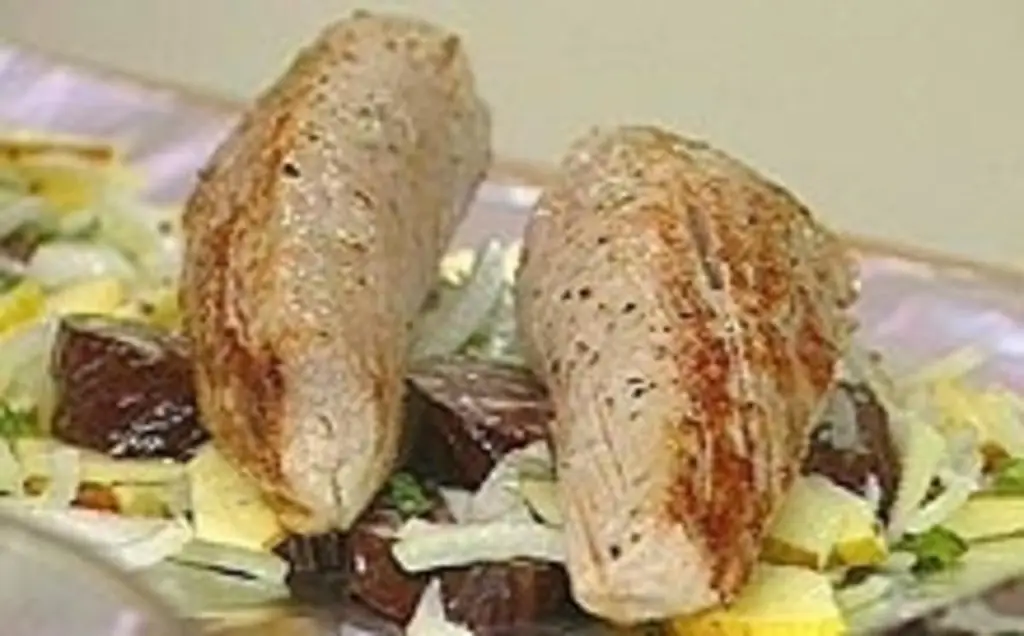 Филе свинины с луком, яблоком и кровяной колбасой