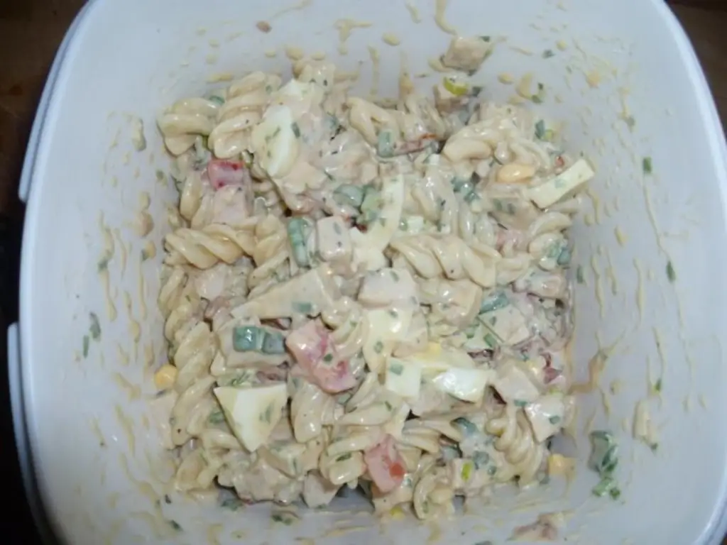 Красочный салат из макарон с грудкой индейки