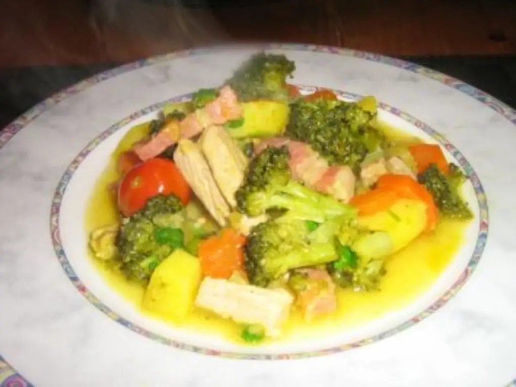 Красочное овощное рагу с беконом и полосками спинки