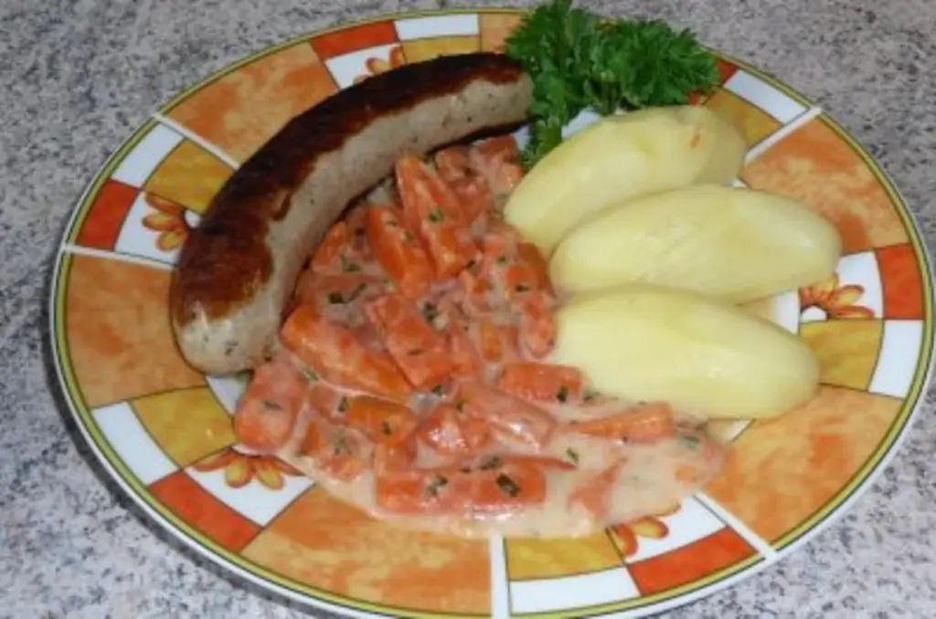 Овощи: Морковь с колбасой и отварным картофелем