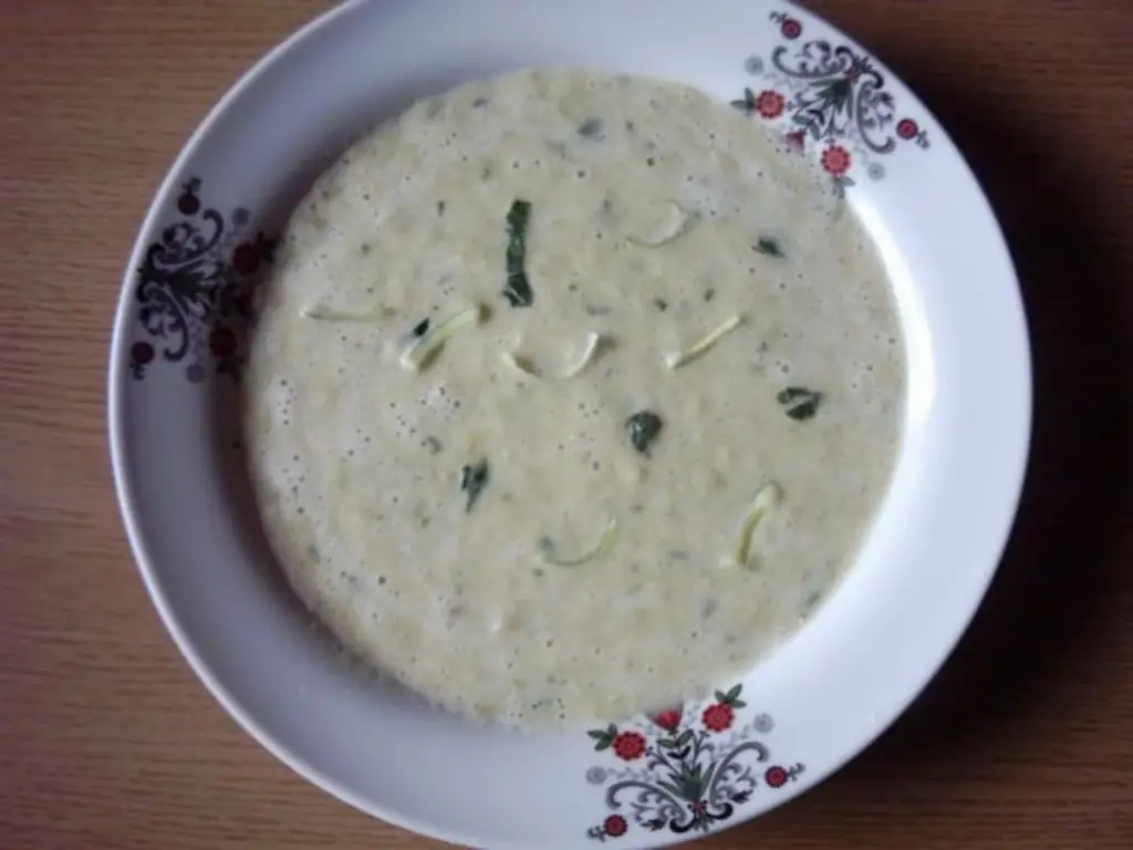 Суп-пюре из лука-порея с нарезанным луком-пореем и луком
