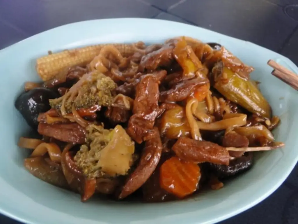 Тайский буде с овощами и мясом