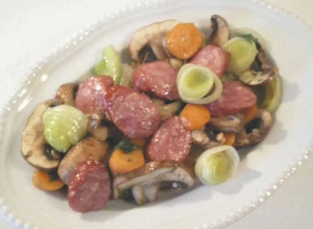 Bratwurst Овощная сковорода с грибами