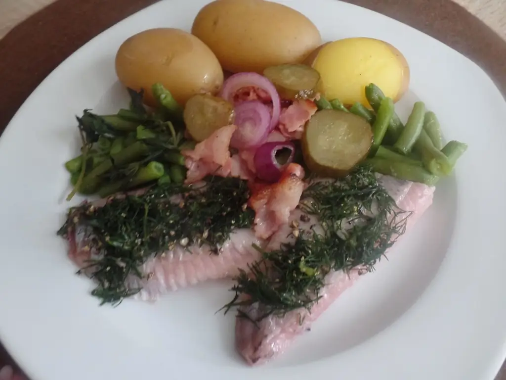 Matjes с стручковой фасолью и кусочками бекона