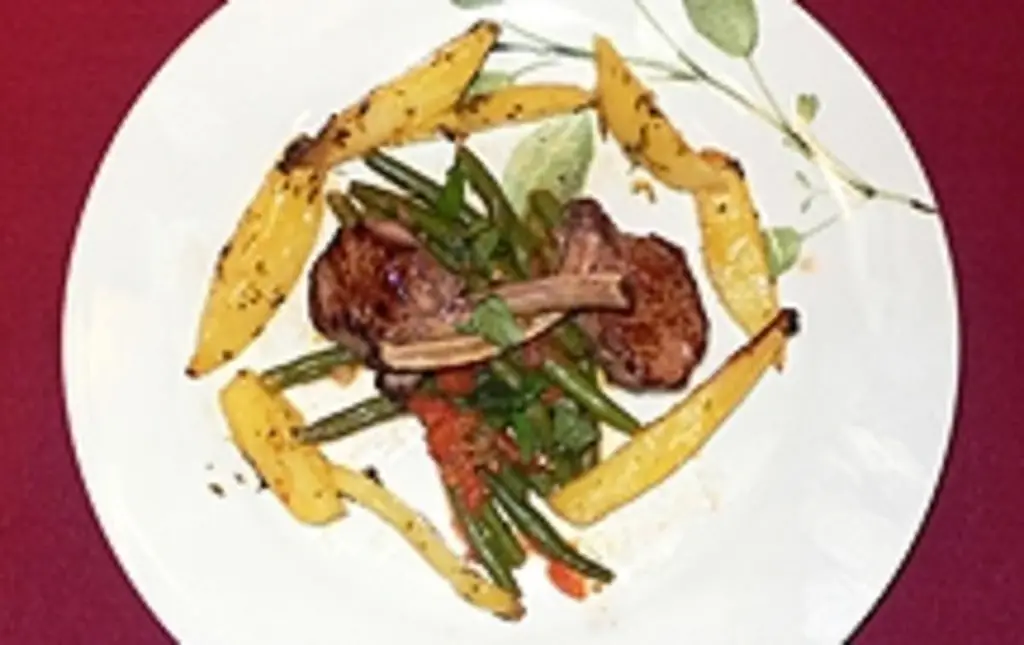 Бараньи отбивные с картофелем с лимоном, стручковой фасолью и помидорами