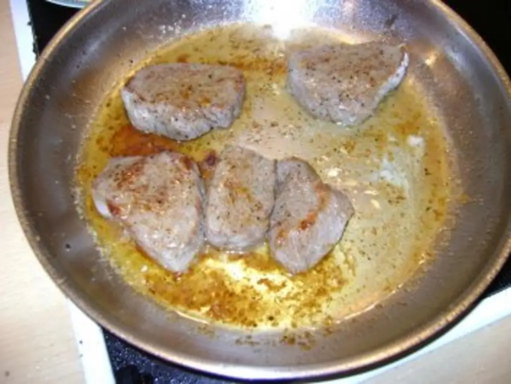Стейк с грибным соусом и стручковой фасолью
