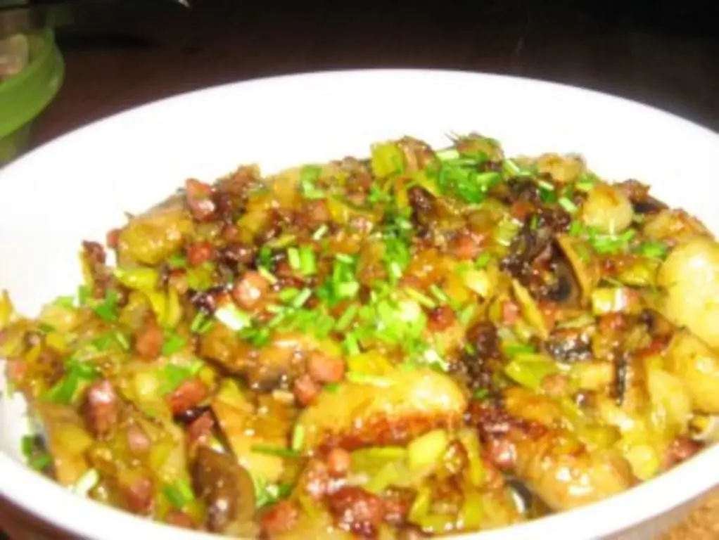 Жареные ньокки с грибами и луком-пореем