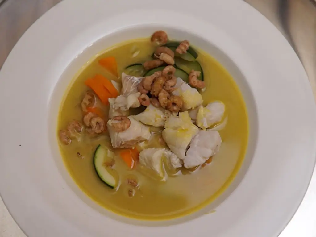 Рыбное рагу с карри и фризским цельнозерновым хлебом