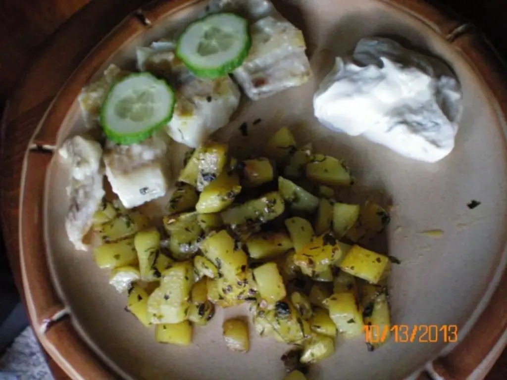 Рыбное филе с жареными кубиками картофеля