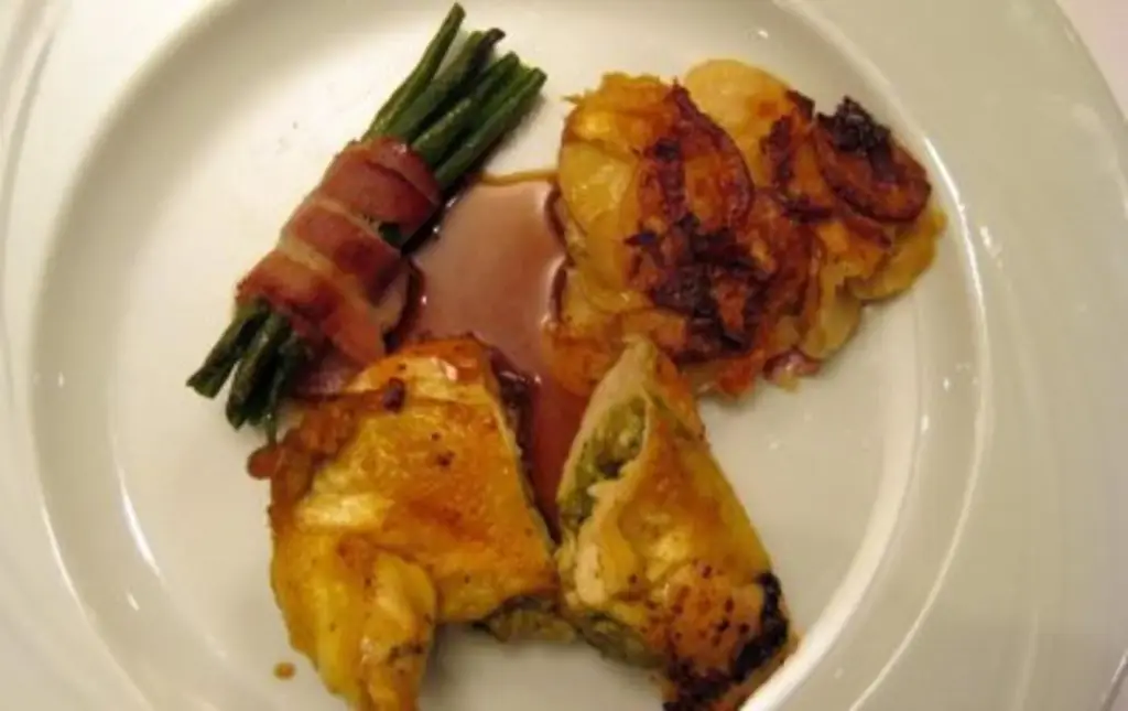 Куриная грудка, фаршированная кукурузой, с соусом песто, гратеном из корня петрушки и красным картофелем