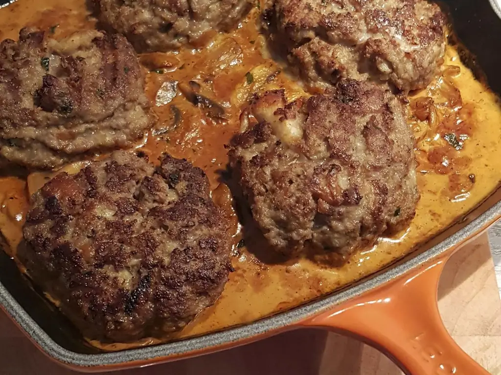 Пирожки Охотничьи с грибным соусом и картофельным пюре