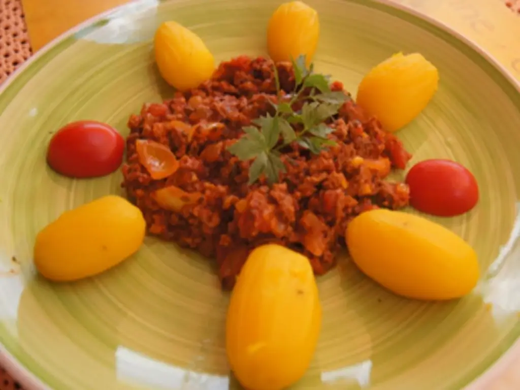 Молодой картофель с сытным мясным соусом