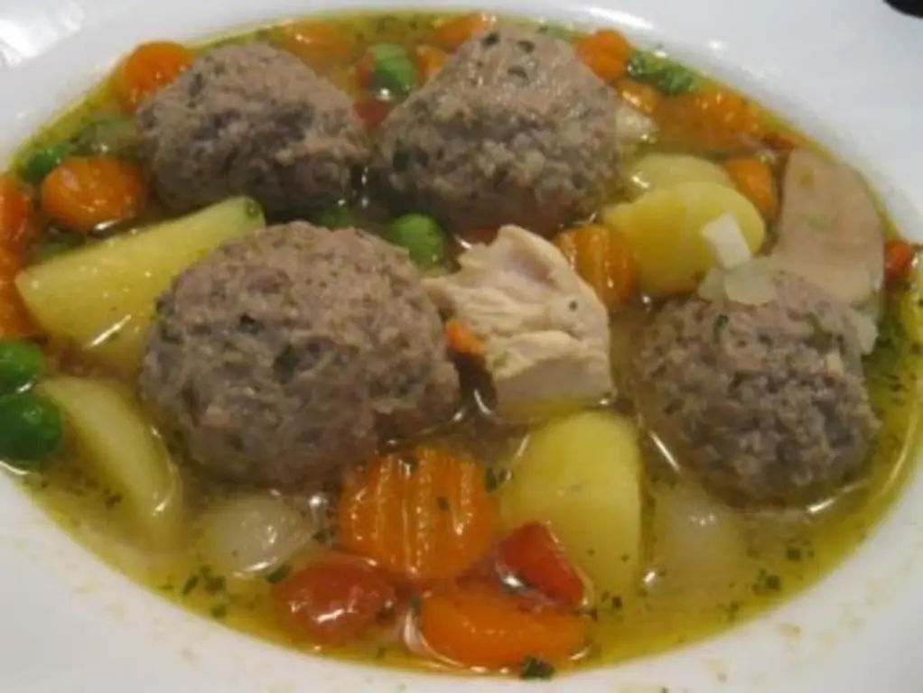 Красочное овощное рагу с фрикадельками
