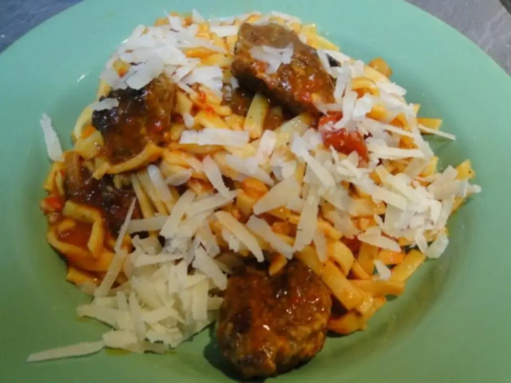 Вкусный чесночно-томатный соус с беконом и луком и