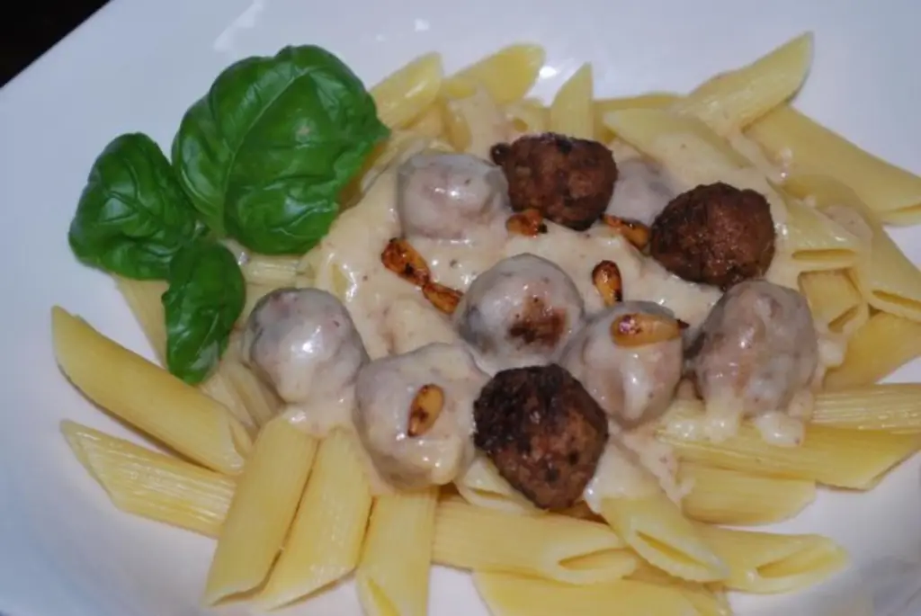 Пенне с сырным соусом и итальянскими фрикадельками