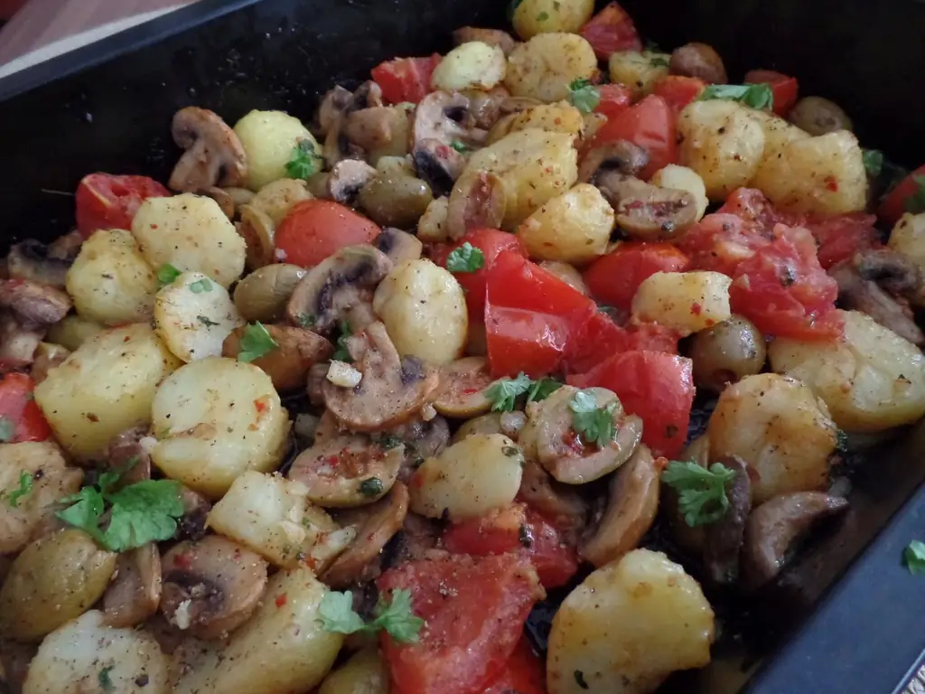 Печеный картофель с помидорами и оливками