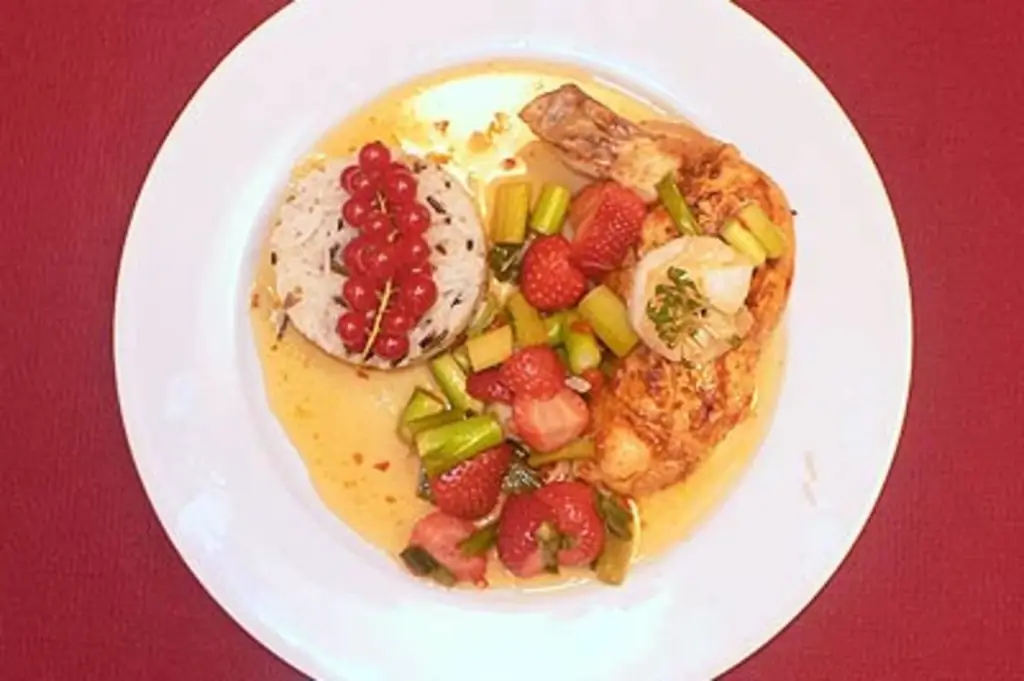 Кукурузная грудка под соусом из зеленого лука и клубники с диким рисом