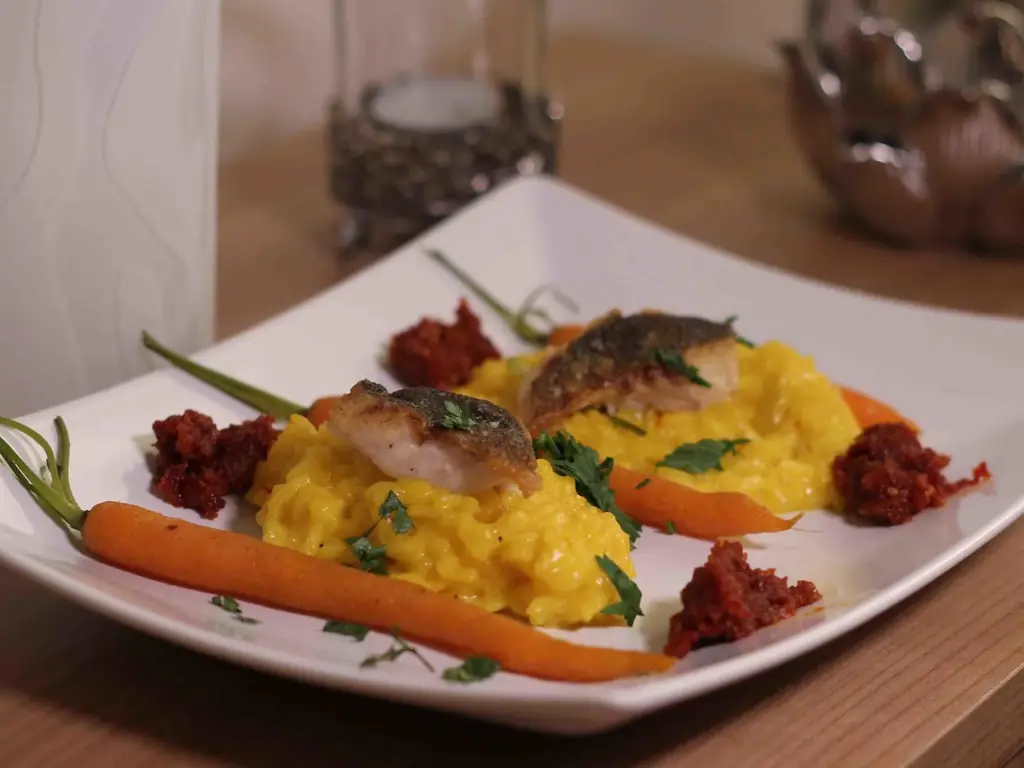 Loup de Mer на шафрановом ризотто с соусом песто из помидоров черри и желтой репой