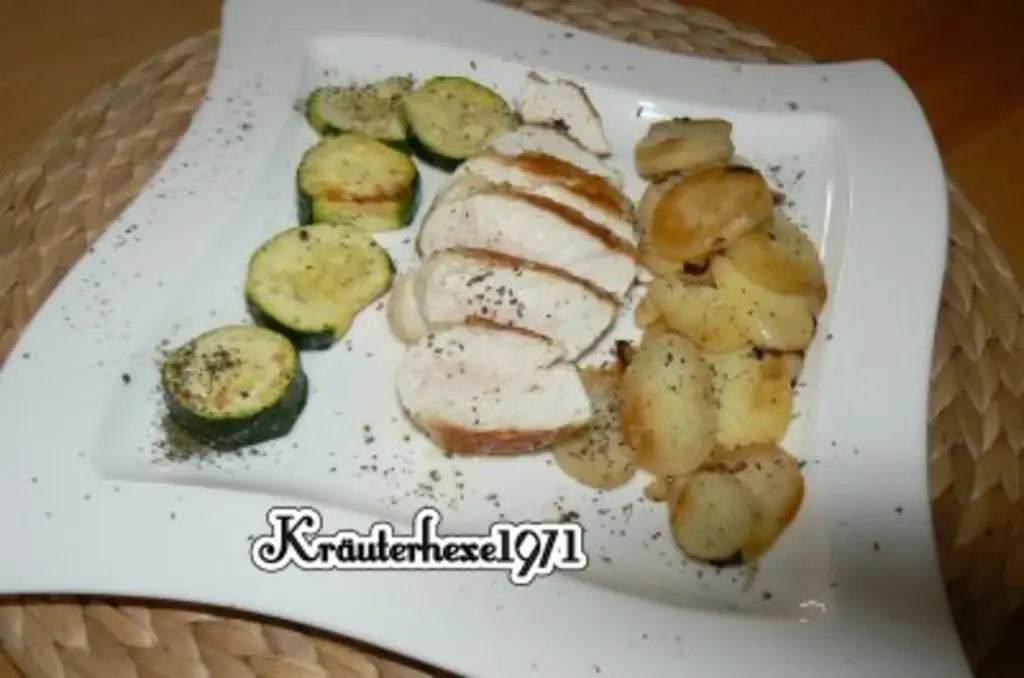 Куриное филе с жареным картофелем и ломтиками жареного кабачка с пармезаном