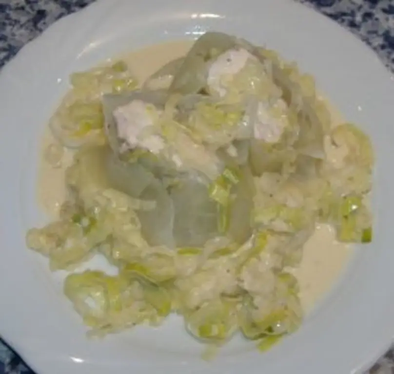 Куриное филе в луковой заправке с соусом из лука-порея