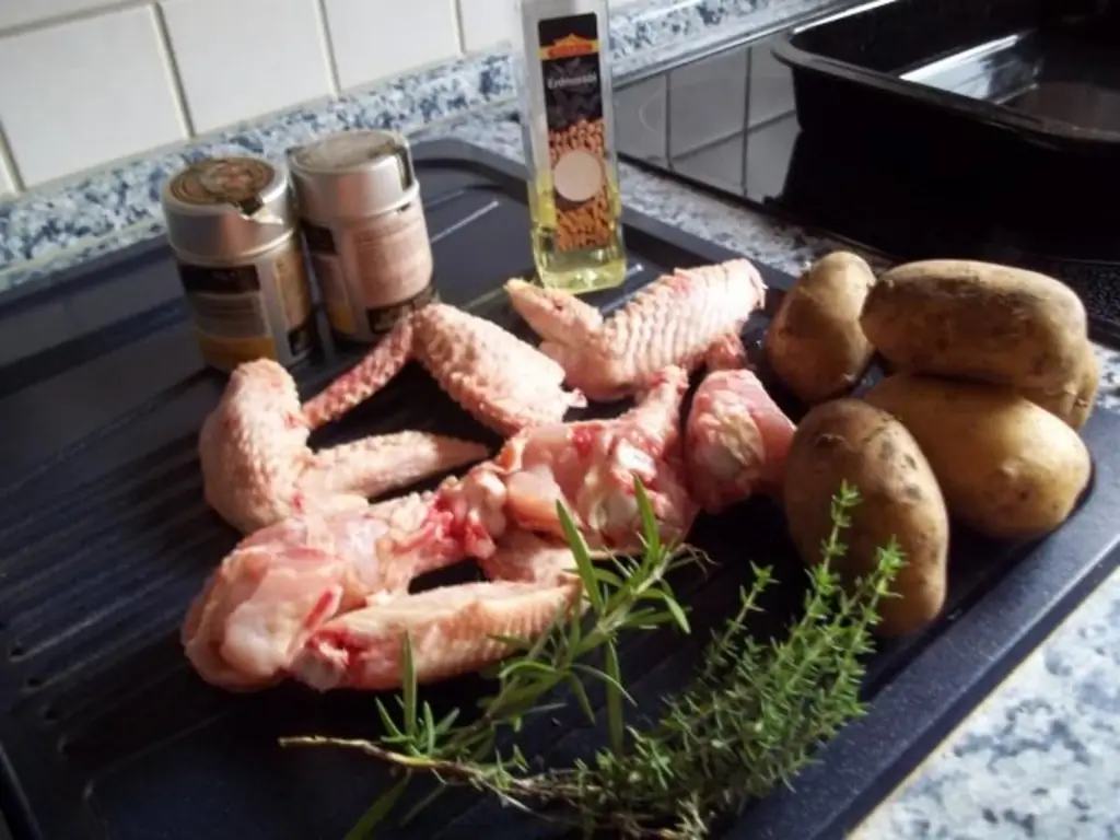 Куриные крылышки с картофельными дольками