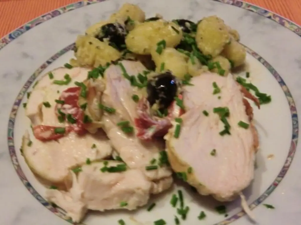 Фаршированная куриная грудка, завернутая в бекон