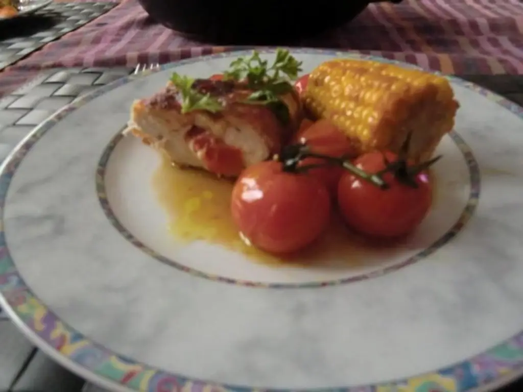 Куриная грудка, фаршированная жареной кукурузой в початках и помидорами