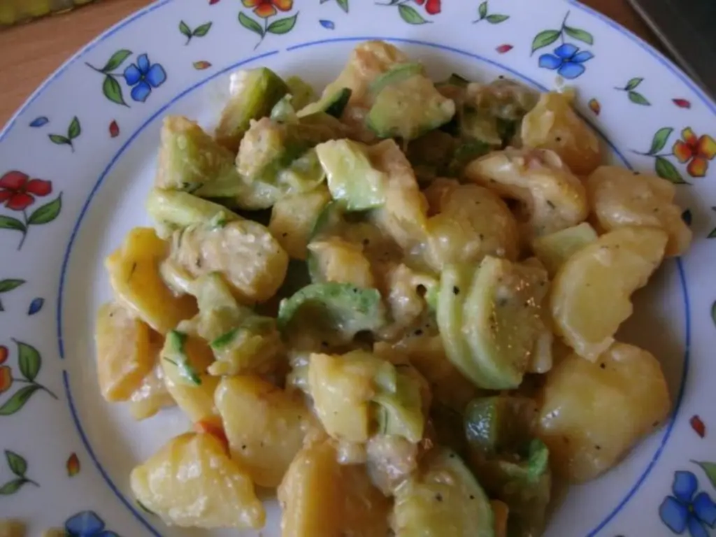 Картофельный салат на сковороде с огурцом и цукини
