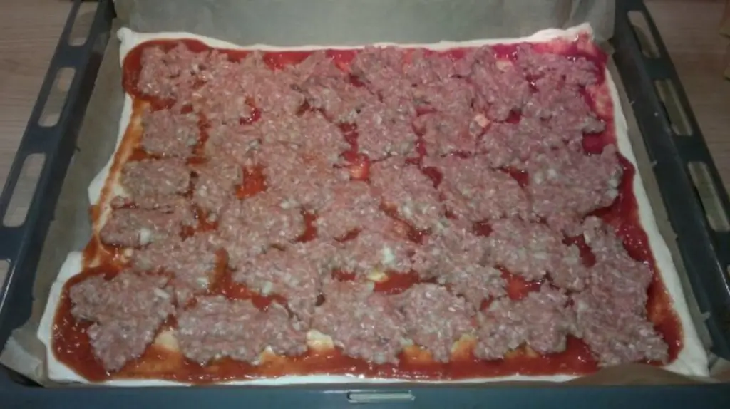 Пицца из слоеного теста с луком-пореем и мясным фаршем