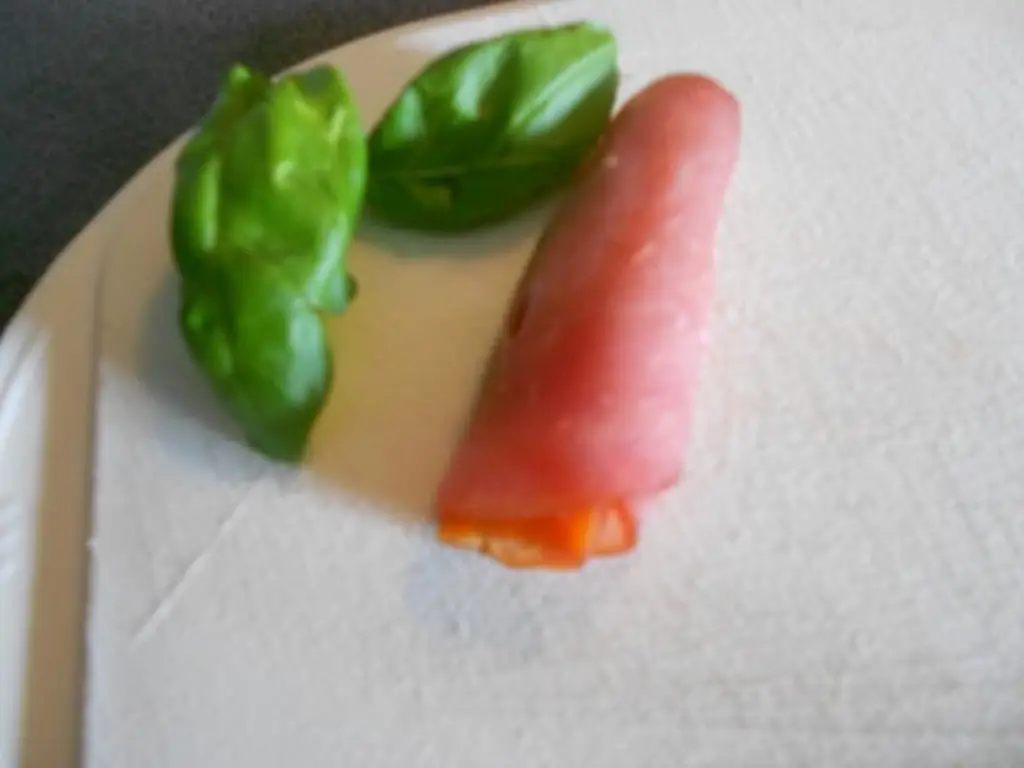 Тапас вкусная морковь, свежий базилик, ветчина и чеснок вкуснятина вкуснятина вкуснятина