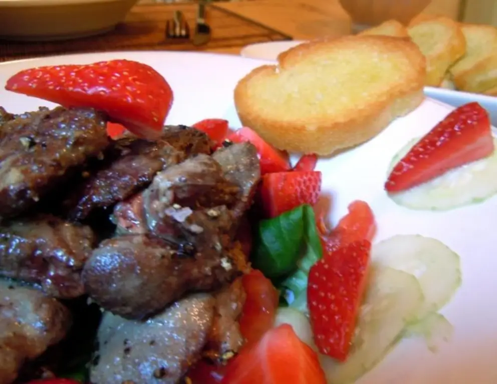 Фруктовый салат с куриной печенью и хрустящим чесноком