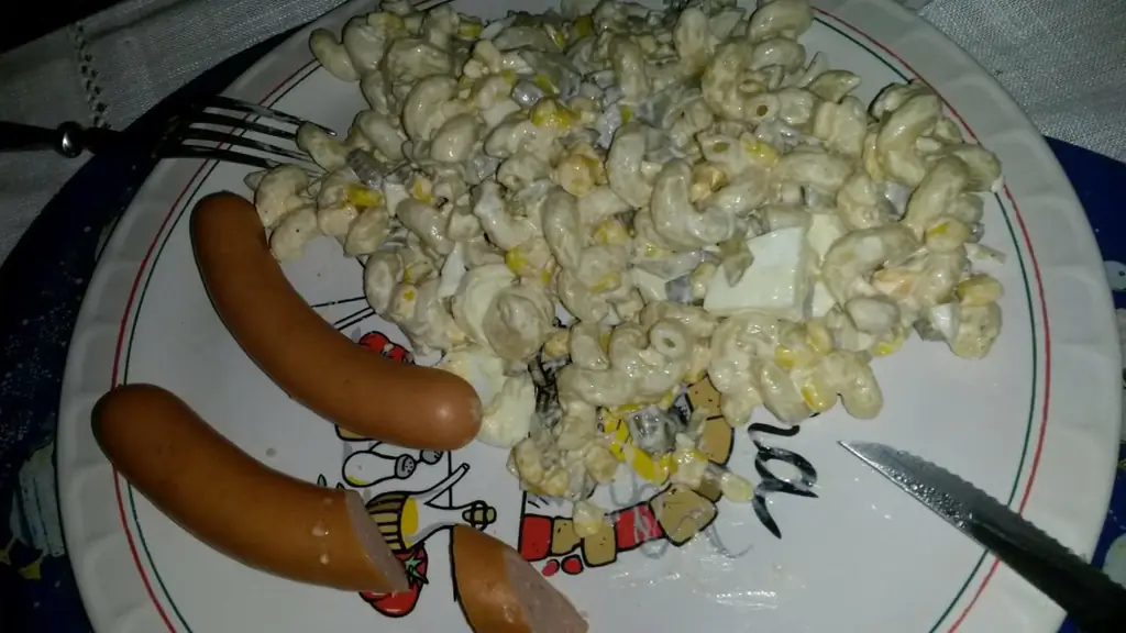 Очень простой салат из макарон с венскими сосисками