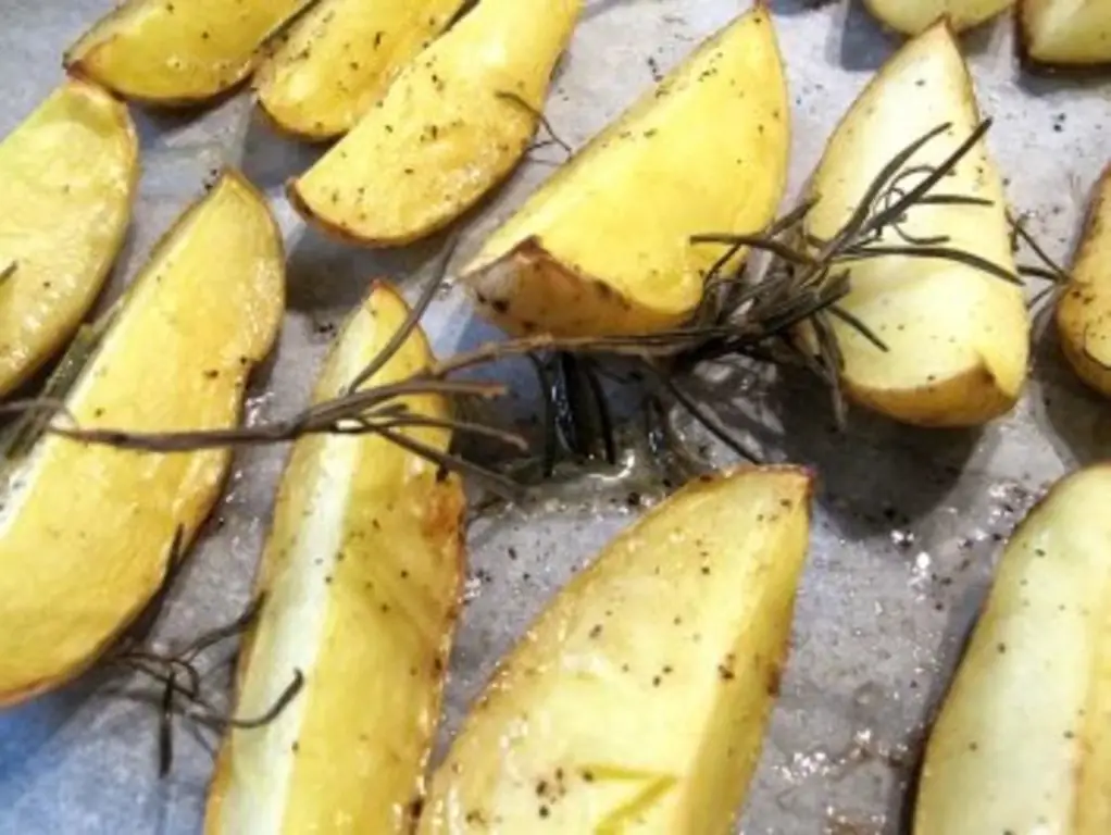 Картошка с розмарином из духовки с зеленью