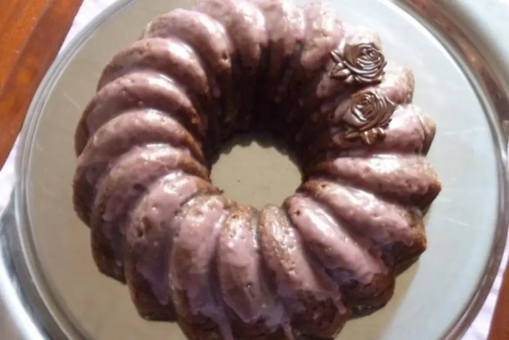 Торт с кольцом из красного вина Классика на журнальном столике
