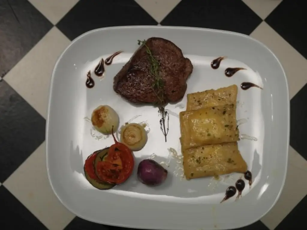 Стейки из филе с равиоли, рататуй