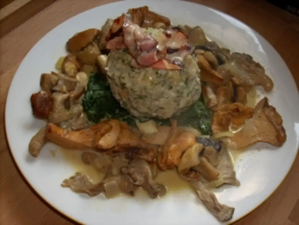 Пельмени с грибами и соусом из бекона и шпината