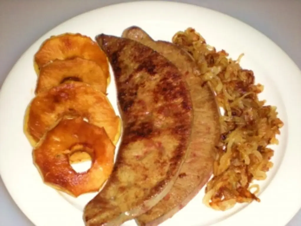 МЯСО: Телячья печень с жареным луком, карамелизированные яблоки