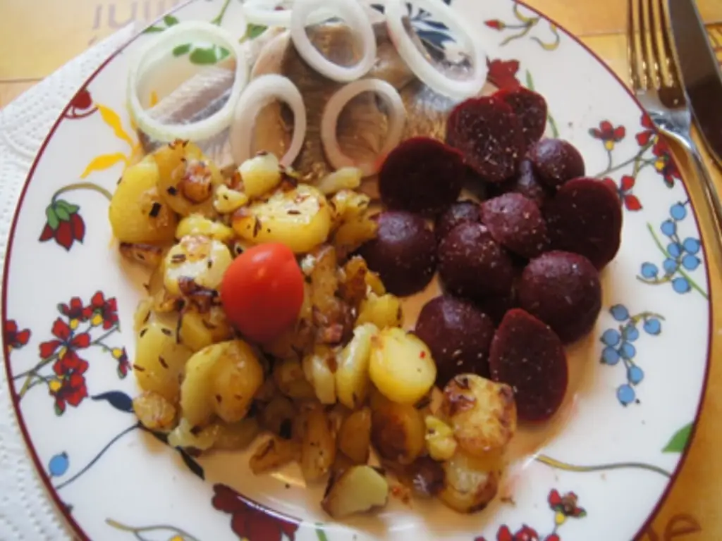 Филе Матжес с луковыми кольцами, сытным жареным картофелем и свеклой